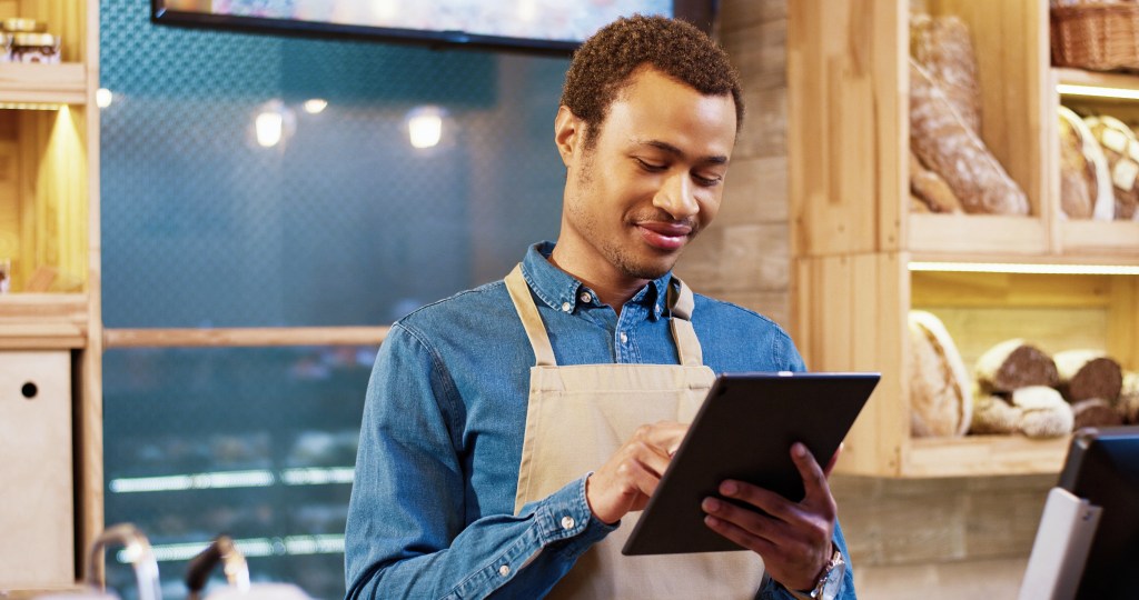 Homem fazendo consulta em tablet