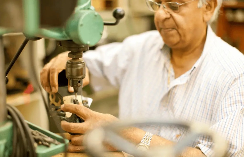 imagem de senhor trabalhando em máquina para falar sobre aposentadoria de MEI acima do salário mínimo