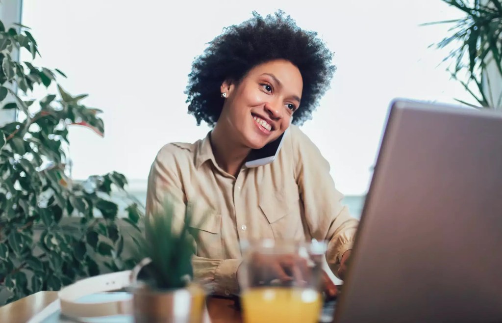 mulher trabalhando no computador para ilustrar o plano de negócios