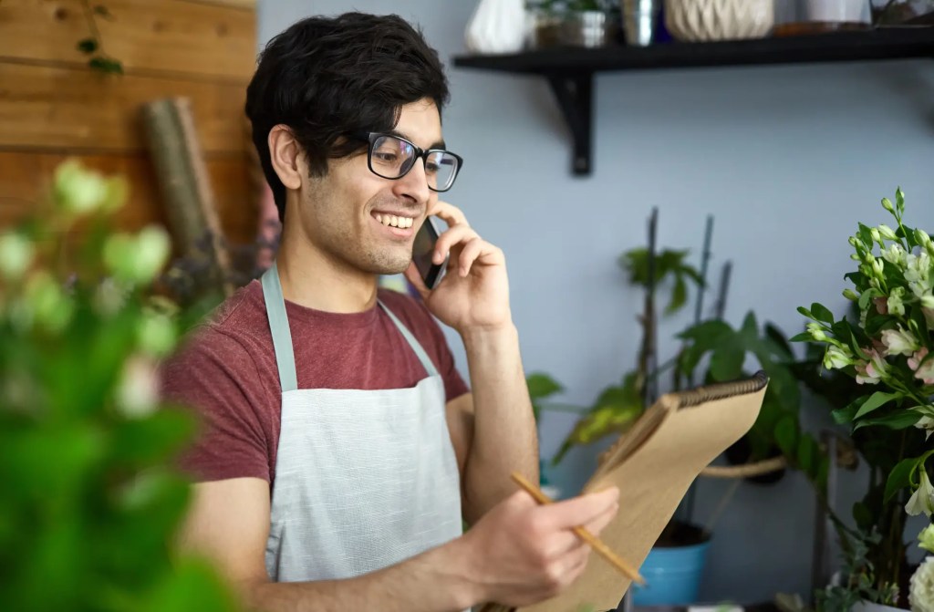 imagem de pessoa com bloco de notas nas mãos para falar sobre recibo de pagamento autônomo