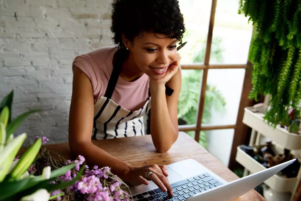 imagem de mulher utilizando computador para falar sobre empréstimo para mei