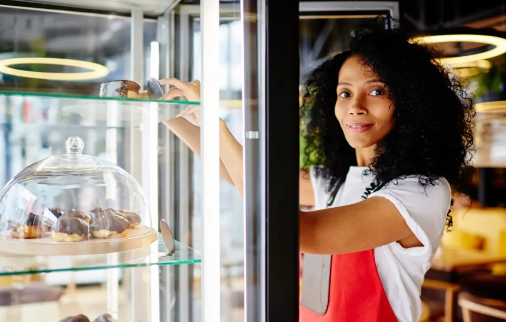 imagem de mulher trabalhando para falar sobre os estados com mais impostos e cargas tributárias para empreendedores